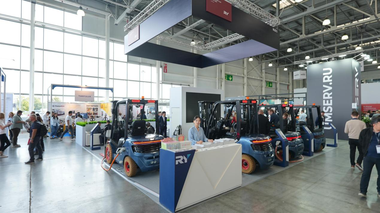 Royal Forklift Shines at Cemat Russia 2025 الرافعة الشوكية الملكية تتألق في سيمات روسيا 2025